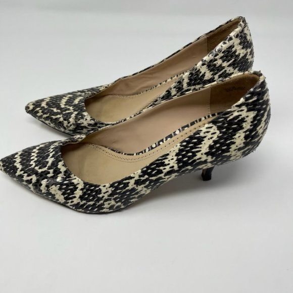 Pour La Victoire Embossed Black Cream Snake Skin Pumps - Picture 8 of 8